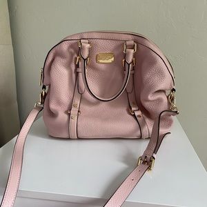 Beautiful light pink Michael kors Bedford bag, great condition!!